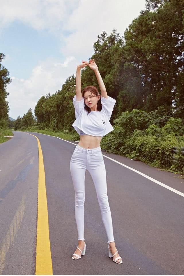 初秋白色修身裤搭配的唯美瞬间，台上台下都让人心旷神怡无限遐想