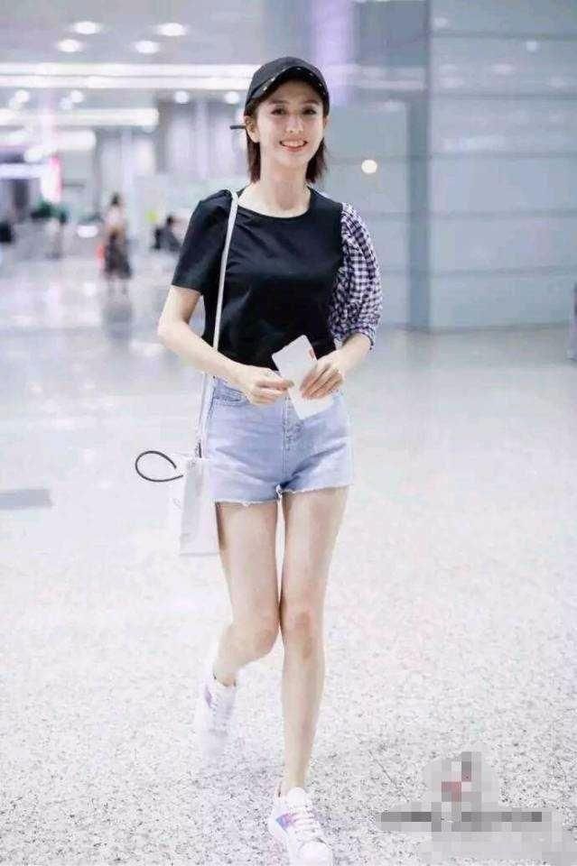 佟丽娅简直是T恤搭短裤的教科书，每一套都能穿出你想要的效果！