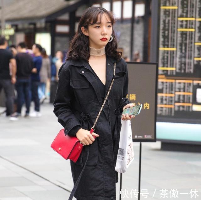  10小姐姐■街拍：美瞳的小姐姐好看的项圈，透明小皮带太时尚了
