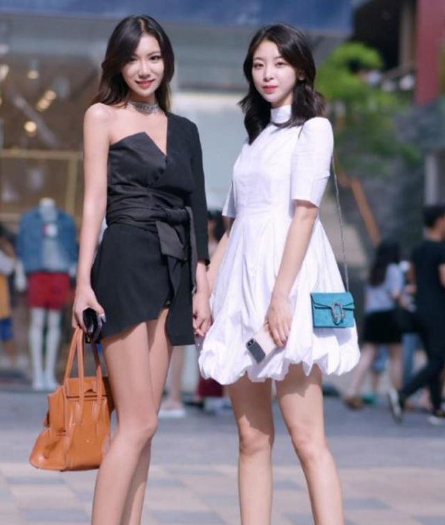  显得|街拍:俏美靓丽的小姐姐,穿搭时尚紧身牛仔裤,休闲又大方!