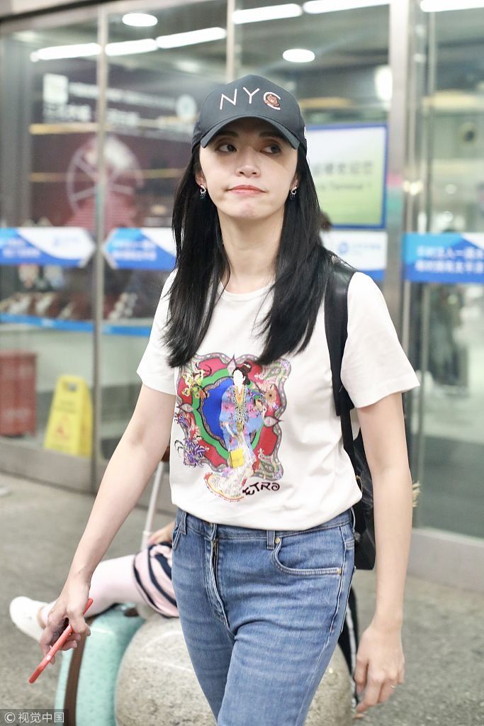 姚晨嫩似学生妹穿花边仔裤露“小短腿” 全身无力驼背赶路“丧气