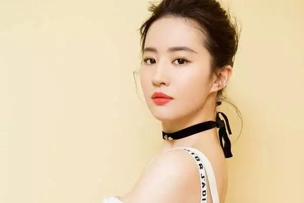 改变一个人的发型相当于整容,溜肩女生掌握这四点,瞬间提升气质