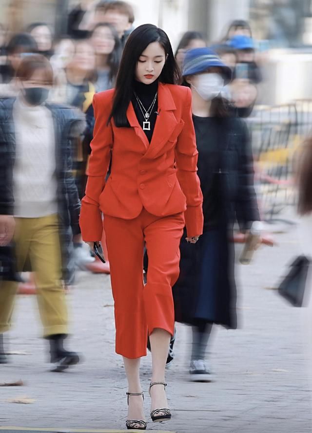 『为自己挑选』被吴宣仪美到了！卷发搭配纯白色连衣裙秀出大长腿，灵动又性感