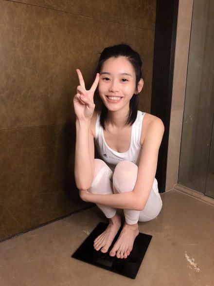 奚梦瑶瘦成筷子腿略显病态 网友：不想回维密舞台了？