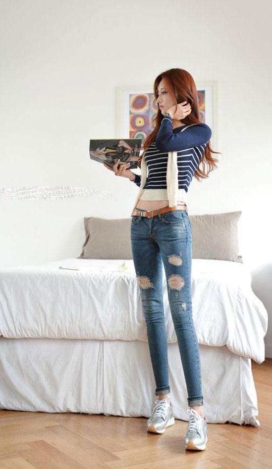 紧身裤搭高跟鞋，逛街旅游少不了，时髦个性显腿长