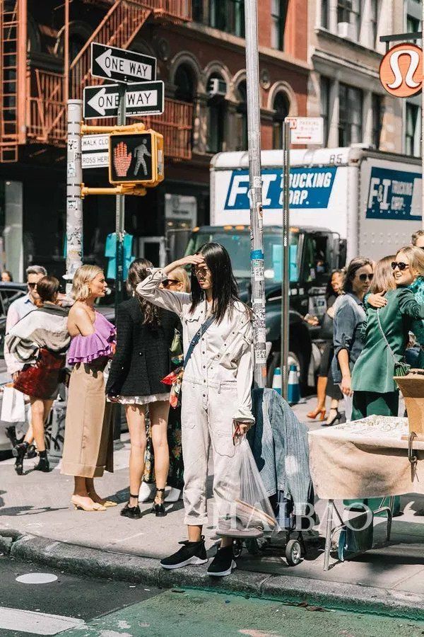 种草| 王菲又把工装连体裤穿火了，早秋抢占C位就靠它啦!