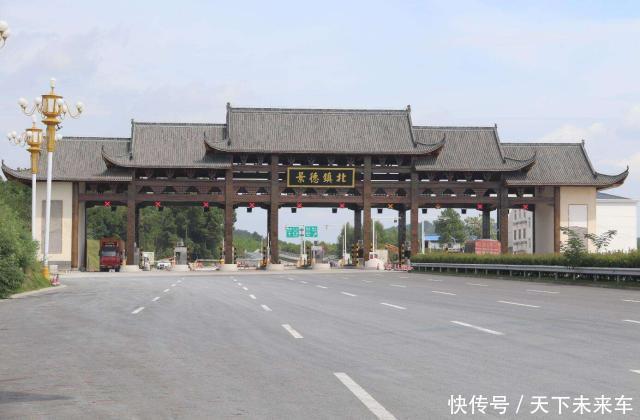  「沥青路面」几乎整条高速都是沥青路，为什么一到收费站却变成