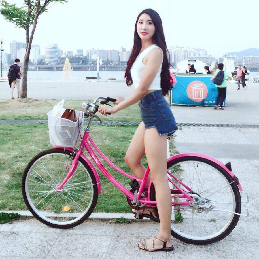 街拍：小姐姐一袭蕾丝连衣裙, 穿出了性感女人味