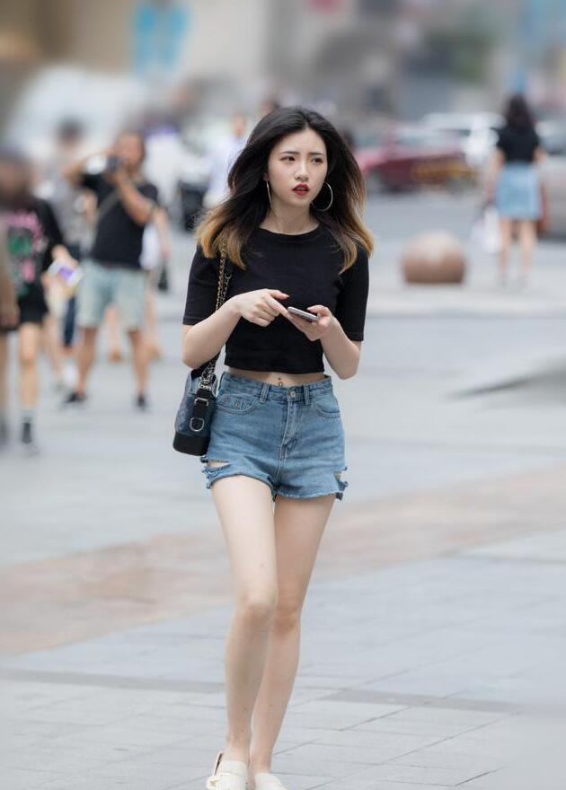 路人街拍,小姐姐搭配一双白色高跟鞋也是风情满满