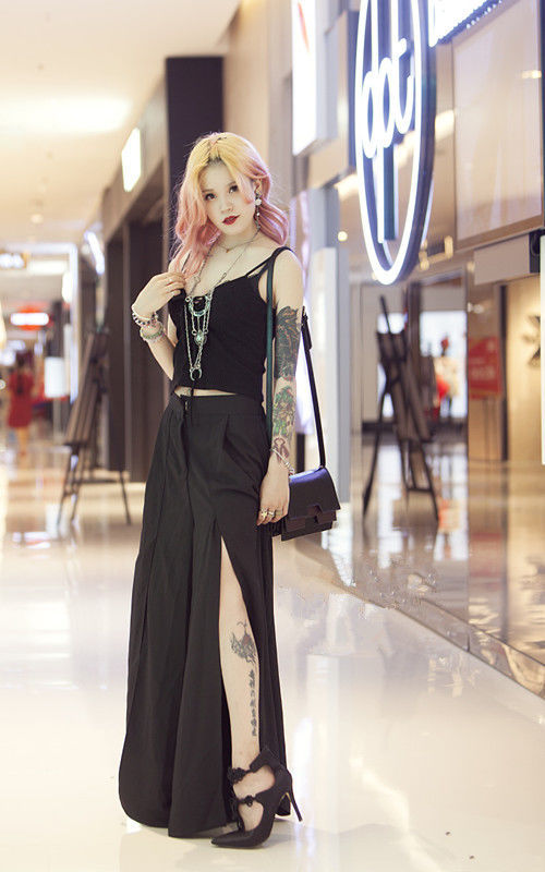 路人街拍，皮肤白皙的小姐姐穿着靓丽，耳环抢镜！