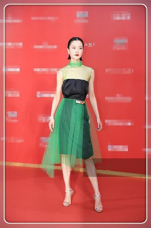 当马苏和杜鹃同穿绿色抹胸裙，网友:不比不知道，一比吓一跳!