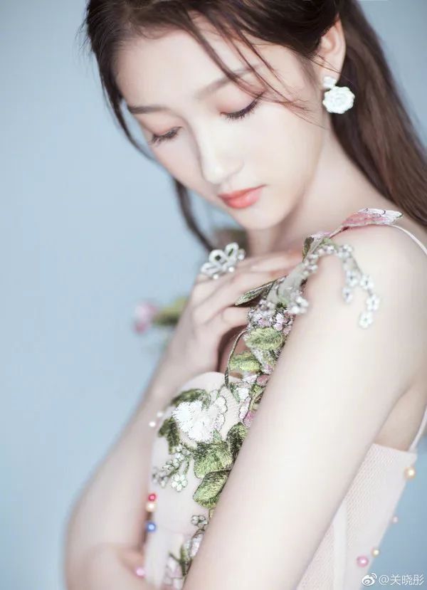 围观| 唐嫣美出新高度，林允少女感全无?6月女星妆容你Pick谁