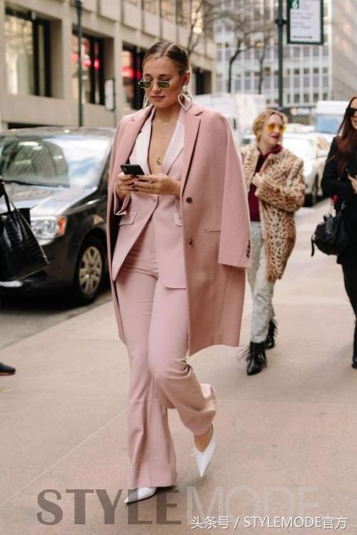 入秋的N套时髦穿搭,颜值最高还是粉色skr人!