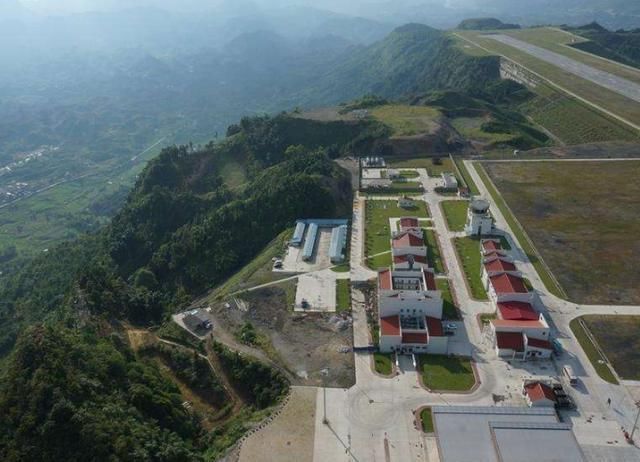  悬崖@中国第一座“悬崖机场”，历时6年投资8.5亿，削平60多座山
