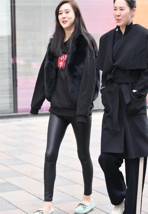 【自信】紧身皮裤显身材曲线,也是对自己自信的表现,搭配高跟鞋更显气质