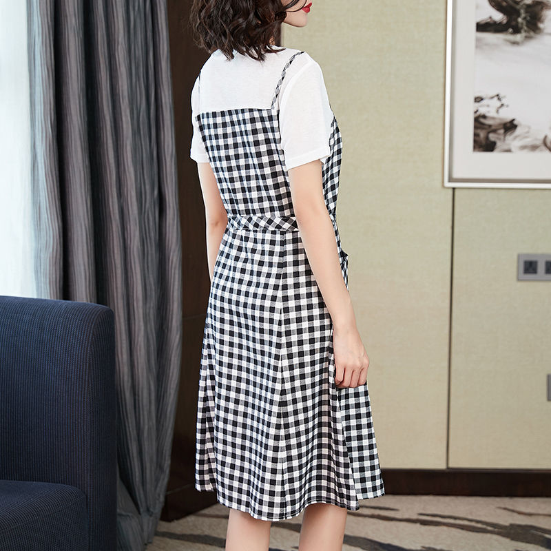 40岁女人别穿太花哨，学下面女人穿素雅裙+尖头鞋，温婉有气质