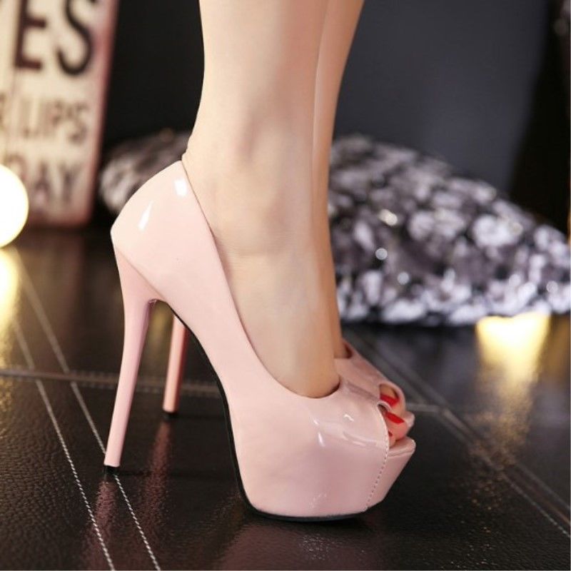 恨天高老气?那是没遇到对的，穿这样的恨天高让双腿看着又细又直