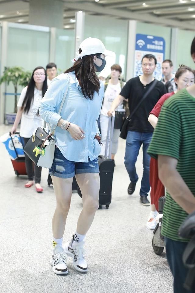 蒋欣腿粗怎么了，从来不遮掩，穿短裤也坚持不修图！