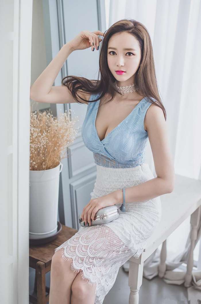 时尚性感蕾丝包臀裙营造宅男女神，曼妙的身姿曲线立刻显露无余！