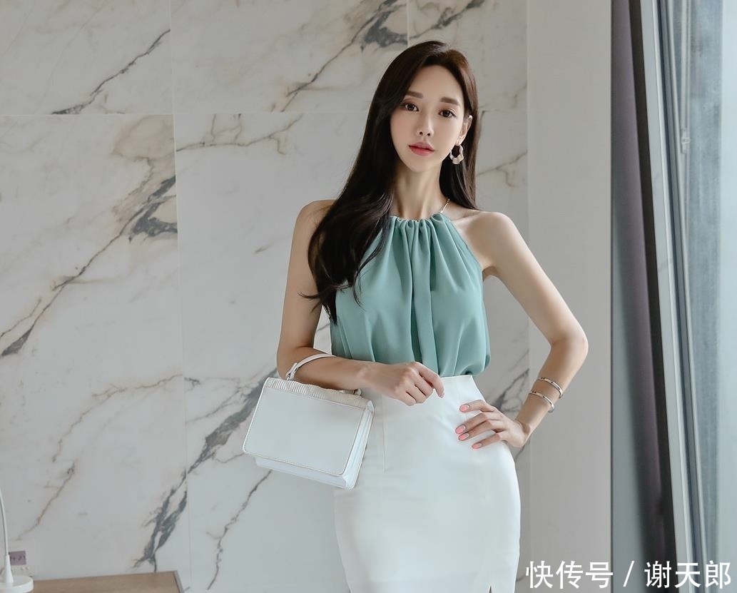  『女人味』百褶无袖上衣搭配白色开叉半身裙，既显身材又有女人味，一举两得
