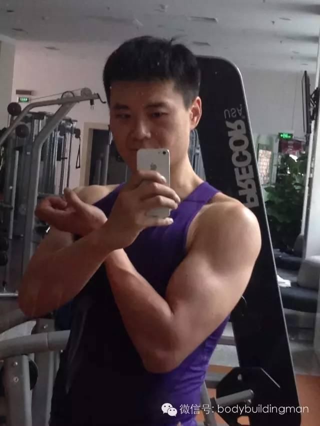 从握酒瓶到拿哑铃，他一年练出了腹肌!