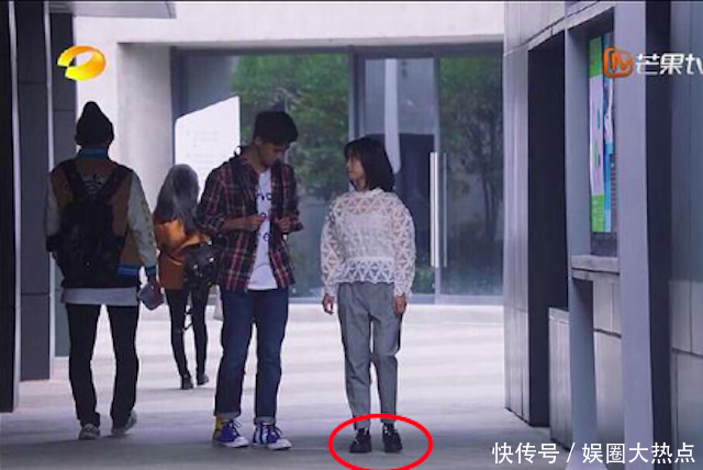 赵丽颖疑似回应“怀孕”风波，但网友的关注点却在她的鞋上，尴尬