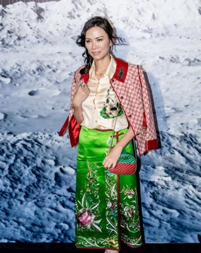 『气质』老前辈邓文迪穿搭太大胆!50岁还穿红配绿,有几人能够撑住?