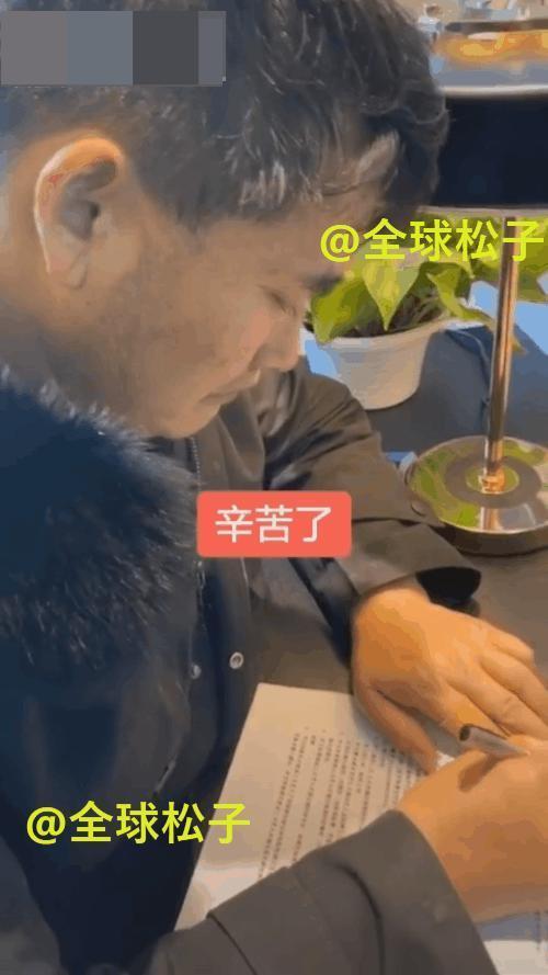  【骑车】大衣哥骑车10km卖废品赚了25元，他年前的商演身价已达6位数