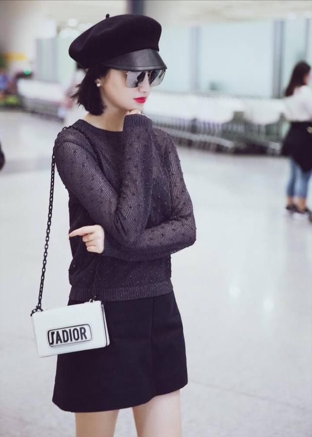 景甜现身机场，穿着黑色透视上衣和皮裙，性感轻熟女，美极了!