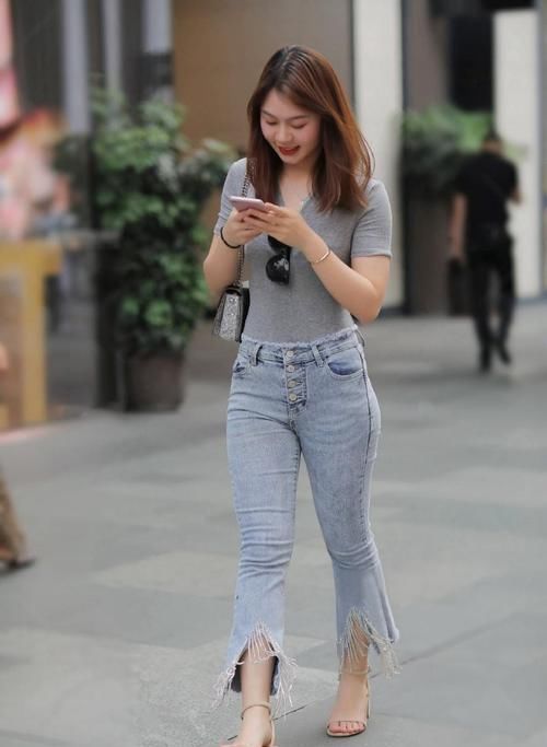  「展现出」个性的牛仔裤穿搭，展现出你想要的时尚感，让造型更显有型