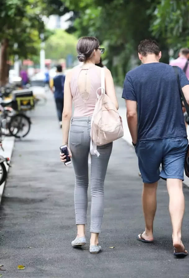 服了这3个姐姐！这么紧的牛仔裤也硬塞进去，却收到不一般的效果