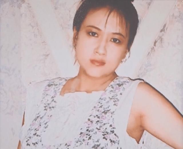 『令人感动』关晓彤晒儿时与母亲合影发文：希望妈妈永远不变老！内情令人感动