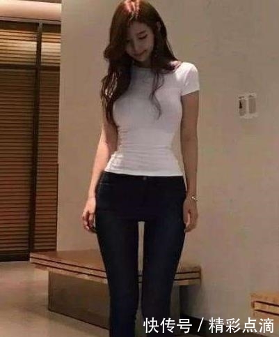 「 底裤」穿出时尚女神的气质,街拍女神:性感迷人的紧身打底裤小姐姐