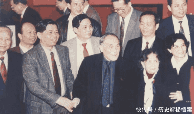 中国最值得敬畏的商人, 死后将2000亿全部捐出, 儿子却靠拉货为生