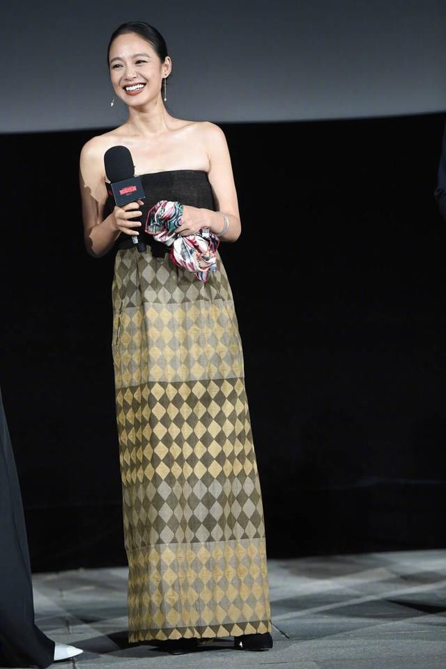 姜文妻子周韵换上抹胸裙之后，气质简直开挂，美到窒息