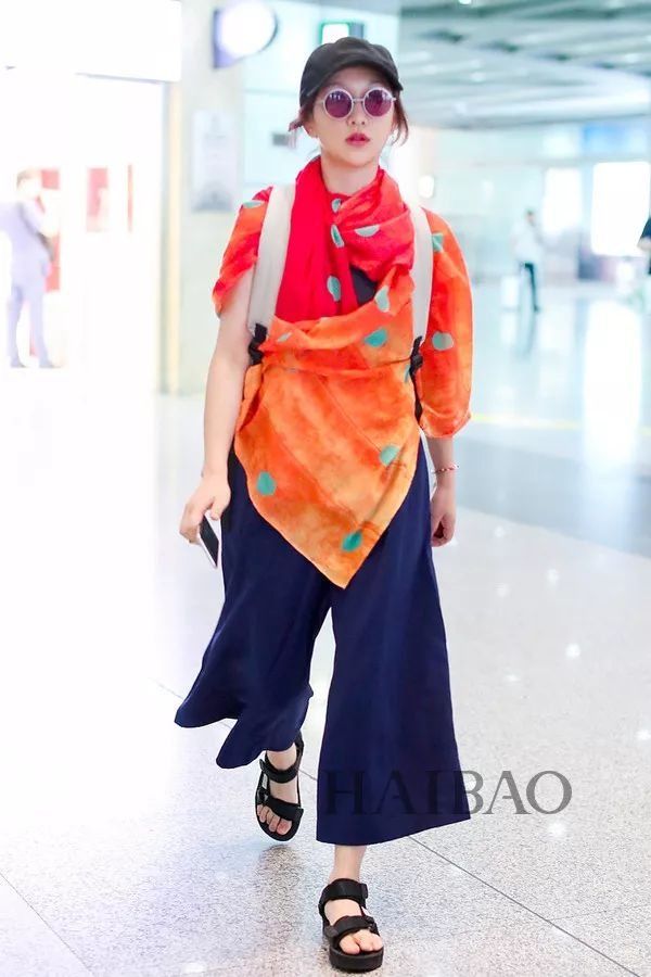 李小璐高调复出靠母女装扮嫩?刘雯一裤两穿太会搭…【海报街拍】