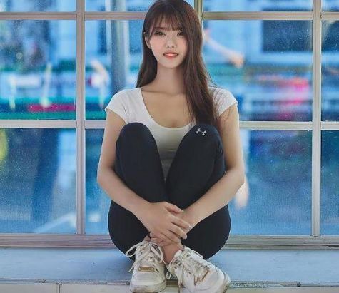 黑色打底裤,被美女穿出了美丽感觉,迷人的小蛮腰让人深刻印象!