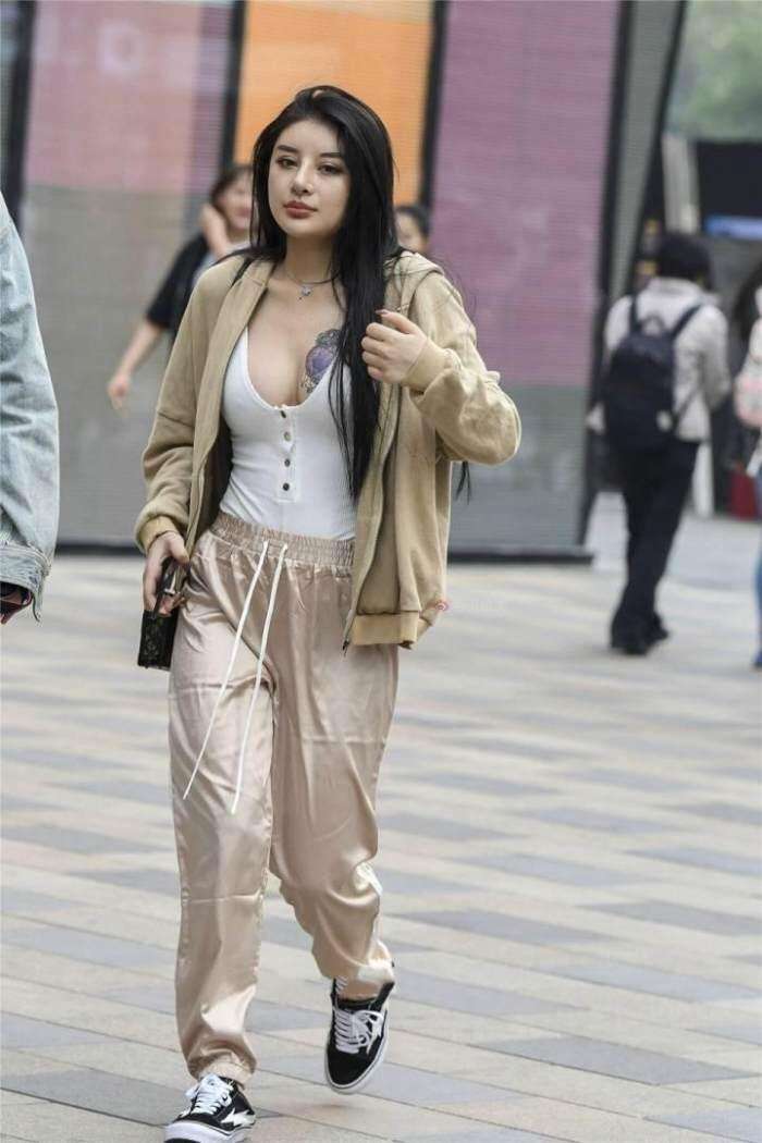 街拍: 清凉上街的小姐姐, 穿不好就是耍流氓啊