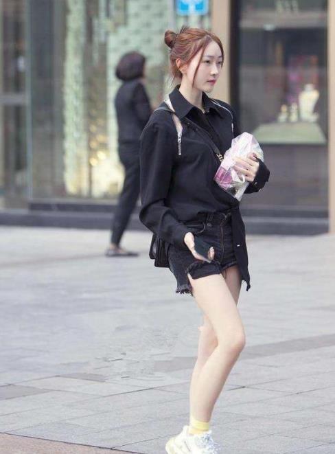  [闺蜜]街拍：时尚闺蜜逛街，时尚靓丽，成为街头的焦点