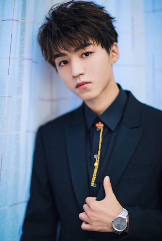 王俊凯咱也换换风格，别老是穿西装，太老成了