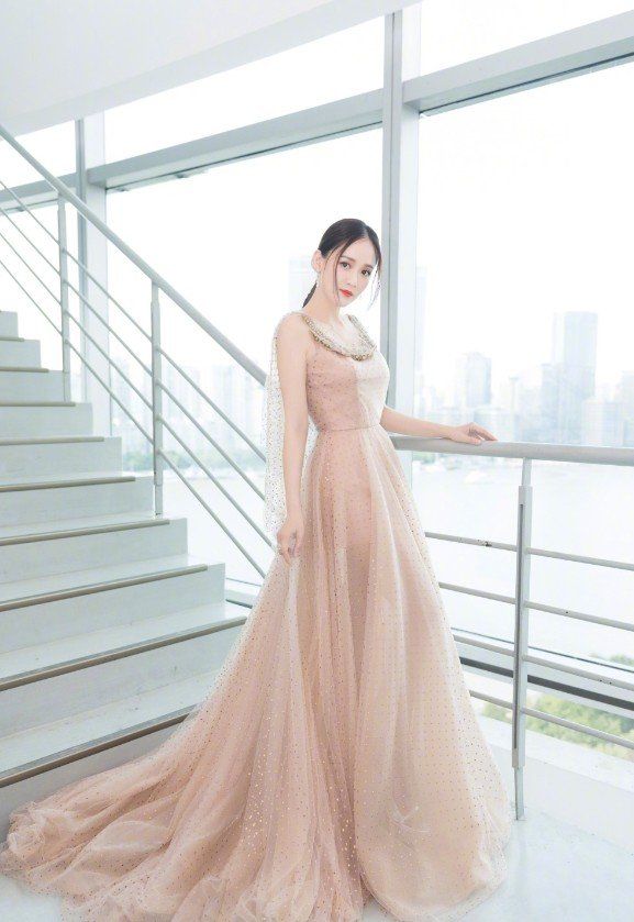 陈乔恩发福了?一条牛仔裤就秒变“大蜜腿”，不丑还意外好看!