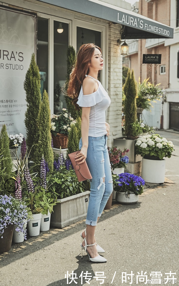 路人街拍，紧身牛仔裤搭配白色上衣，看上去更有女人味更清新！