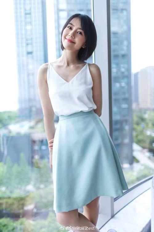 高圆圆真会装嫩，吊带衫却配了这样一条裙子，赵又廷快来管管！