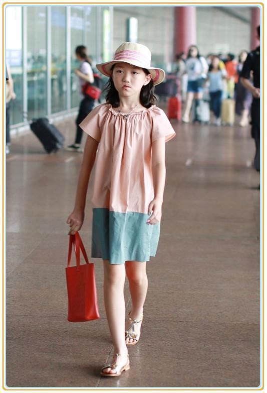 12岁李嫣再现T台走秀，满屏超模范，网友：看胯就知道腿真的很长