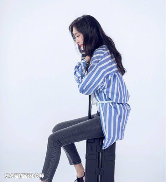 杨幂的照片来了，太时髦了，腰上怎么绑了这么条东西？