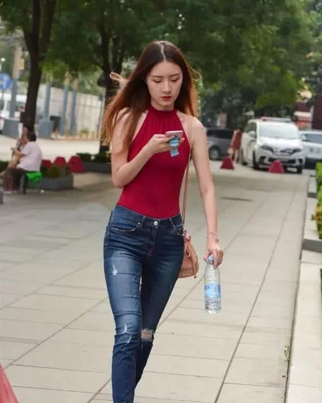 『姐姐』路人街拍:图一小姐姐白色的上衣搭配牛仔背带裤,时尚又俏皮!