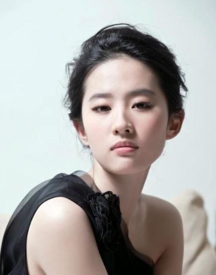 改变一个人的发型相当于整容,溜肩女生掌握这四点,瞬间提升气质