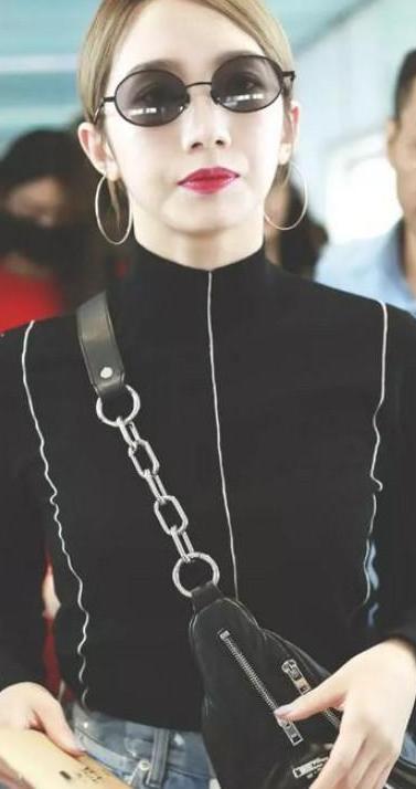 孟美岐真好笑 高价的高跟鞋怕弄脏外套个塑料袋 网友: 真是搞不懂