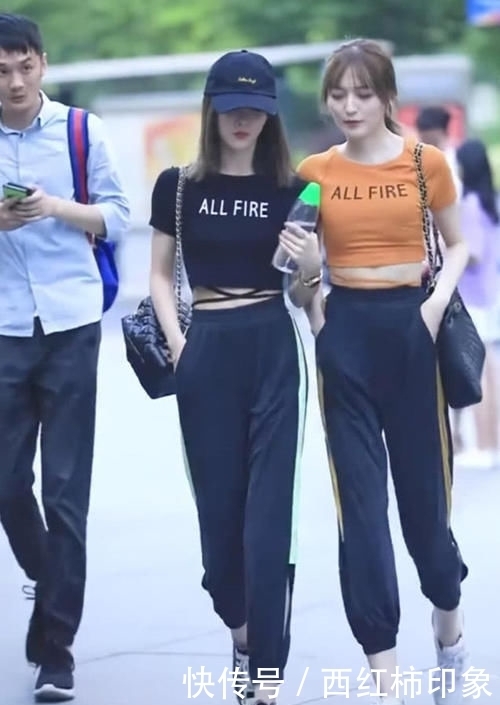  [右边的女孩]姐妹花穿闺蜜装上街，我喜欢肉肉的那个，要是你呢？