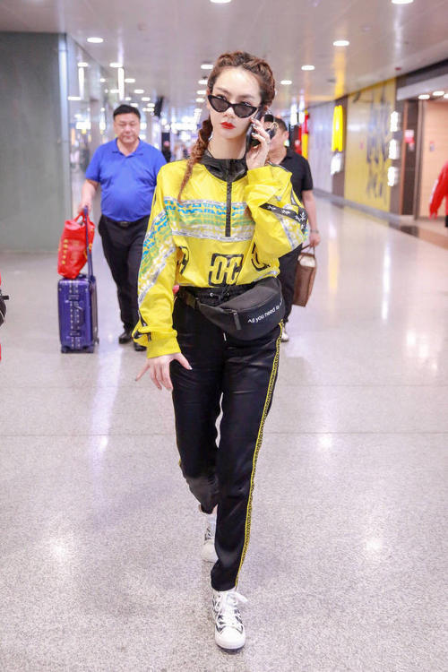 戚薇穿裙子现身，却被吐槽“胯下两根擎天柱”网友：腿是认真的吗